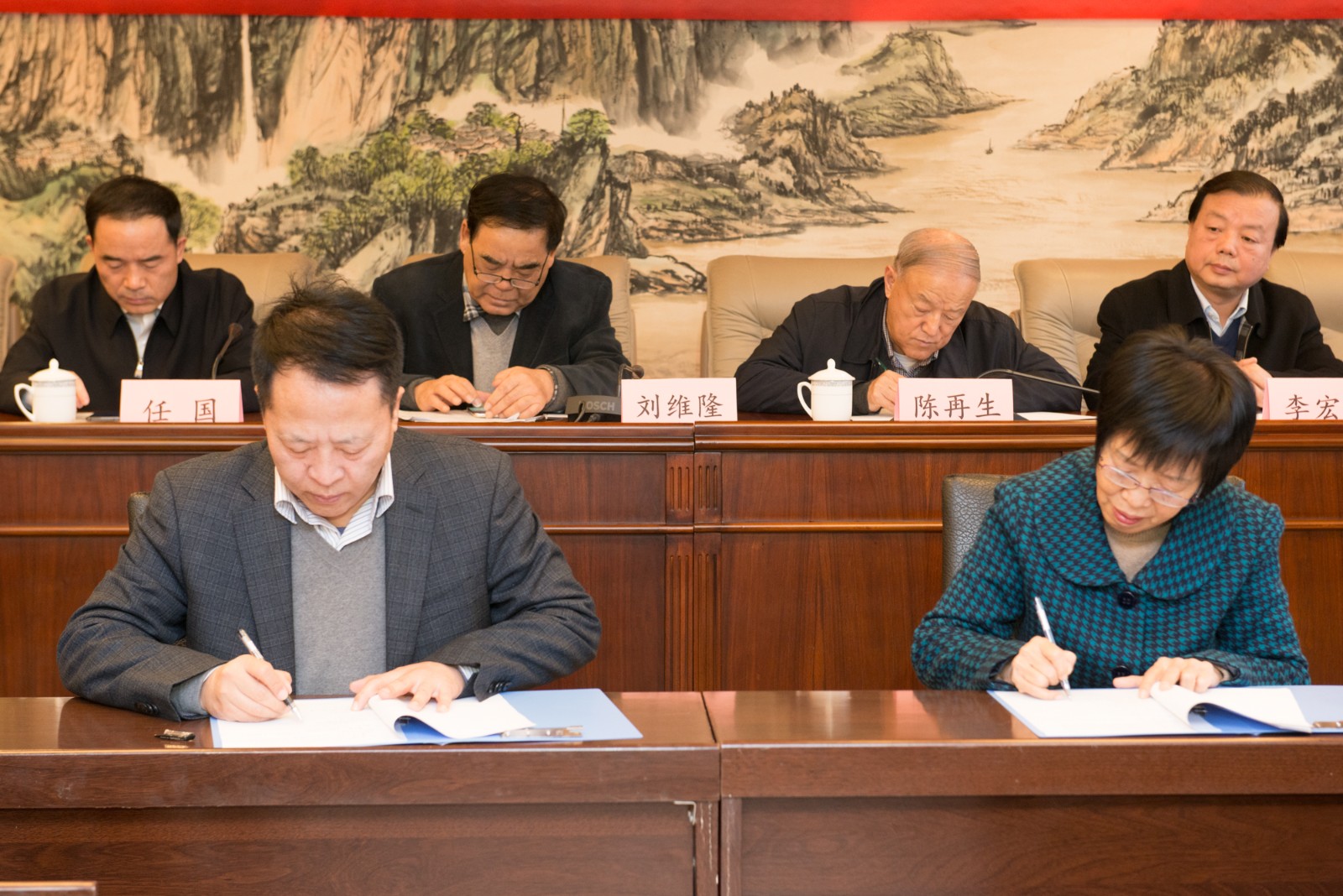 2陜西環(huán)保集團(tuán)與省慈善協(xié)會簽訂項目捐贈協(xié)議。.jpg