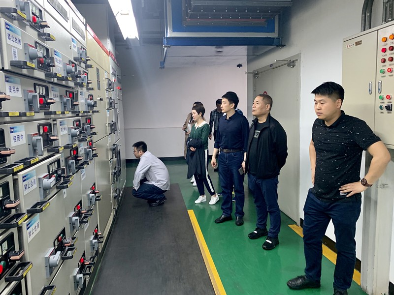 黃國全一行在連云港國家經(jīng)濟(jì)開發(fā)區(qū)地?zé)崮苣茉凑究疾煺{(diào)研。_副本.jpg